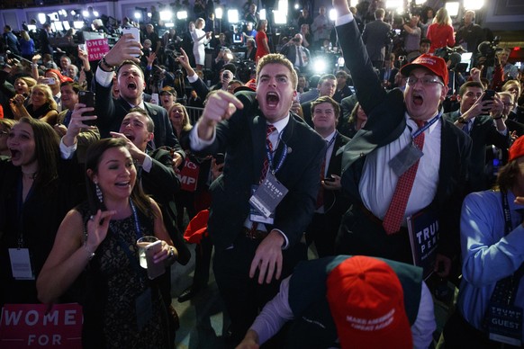 ZUM WAHLTAG DER AMERIKANISCHEN PRAESIDENTSCHAFTSWAHLEN AM DIENSTAG, 8. NOVEMBER 2016, STELLEN WIR IHNEN FOLGENDES BILDMATERIAL ZUR VERFUEGUNG - Supporters of Republican presidential candidate Donald T ...