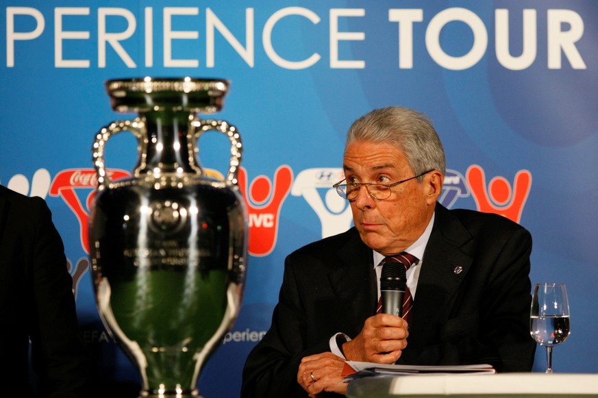 Giangiorgio Spiess, ehemaliges Exekutiv Mitglied der UEFA spricht am Montag, 28. Januar 2008 zum Auftakt der EURO Experience Tour auf der Rosentalanlage in Basel. In der groessten aufblasbaren Tourzel ...