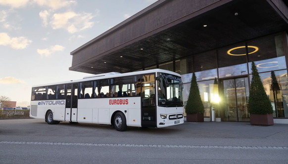 L&#039;autocar interurbain « eIntouro » à propulsion électrique de Mercedes-Benz lors d&#039;un arrêt au centre de voyages Eurobus à Windisch.