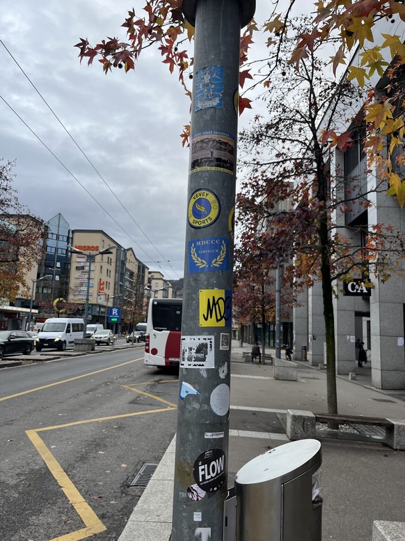 Un exemple ici à Vevey, où les ultras du club local, les «MDCCC Vibiscum», ont marqué leur passage avec pas moins de cinq stickers différents.