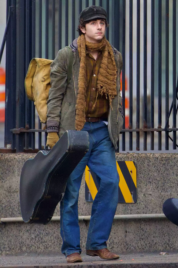 Timothée Chalamet est aperçu pour la première fois sur le tournage du prochain biopic de Bob Dylan à New York le 17 mars 2024.