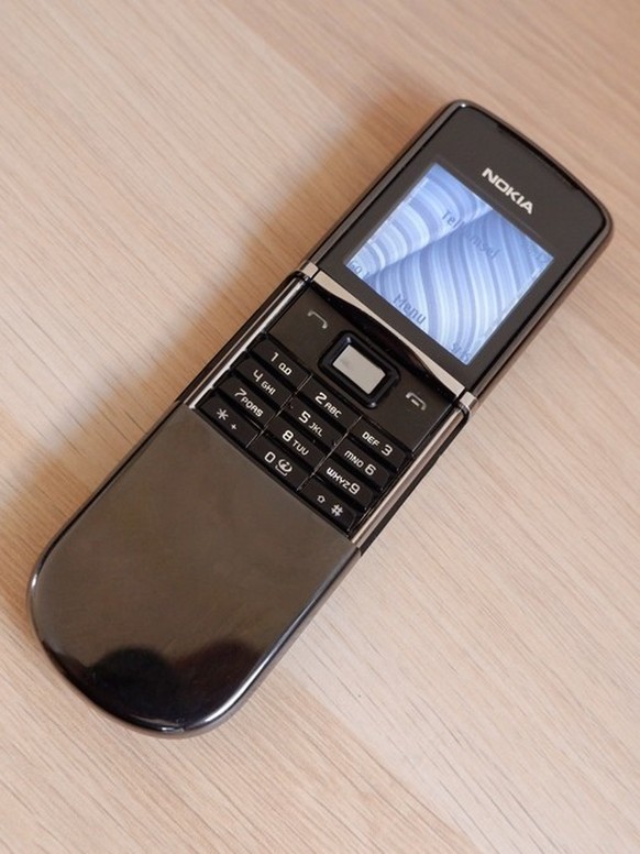 Le Nokia 8800 : son couvercle de protection ne se déplie pas, mais coulisse vers le bas. Il peut atteindre des prix de plusieurs centaines de francs.