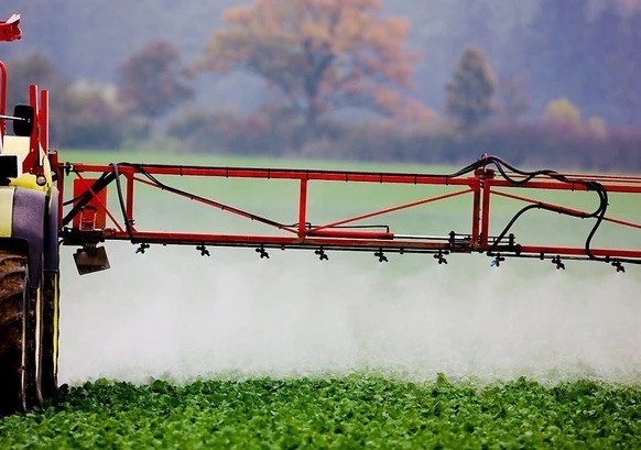 Les pesticides et les engrais utilisés dans l'agriculture polluent les eaux souterraines en Suisse. On retrouve notamment des produits de dégradation dans les captages situés dans les zones agric ...