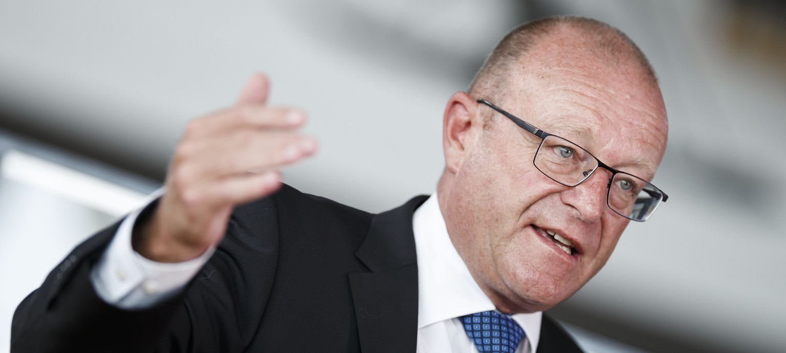 Le Conseiller national Jean-Luc Addor, vice-president du comite, prend la parole lors d&amp;#039;une conference de presse du comite romand &amp;quot;oui a la securite aerienne&amp;quot; le mardi 18 ao ...