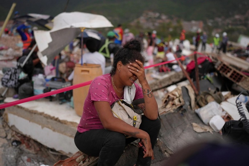 Chagrin et désespoir : une femme à La Guaira, au milieu des décombres, après le séisme qui a dévasté le Vénézuéla le 24 juin 2026.