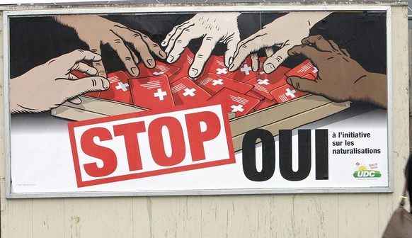Une affiche de la campagne anti-minarets de l' Union Democratique du Centre, UDC, incitant a voter oui a l'interdiction des minarets est prise en photo ce lundi 9 novembre 2009 a Montreux. L ...