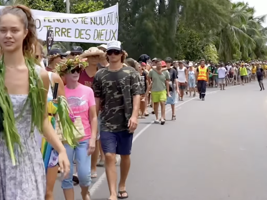 Des locaux manifestent contre la destruction de leur «Terre des Dieux».