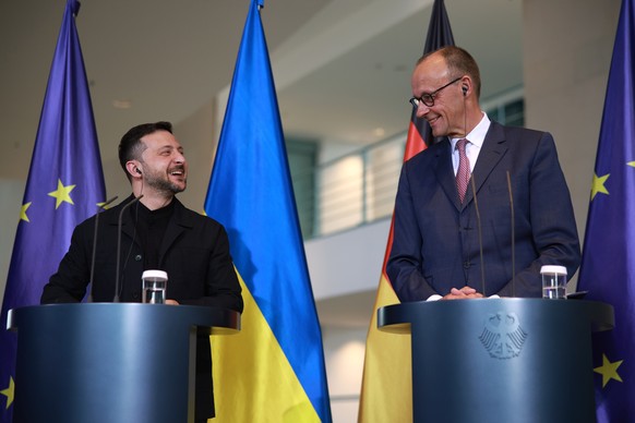 KEYPIX - epa12140505 German Chancellor Friedrich Merz (R) and Ukrainian President Volodymyr Zelensky (L) attend a joint press conference at the Chancellery in Berlin, Germany, 28 May 2025. EPA/CLEMENS ...