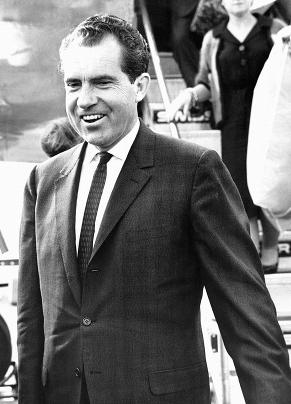 Le président américain Richard Nixon arrive en vacances avec sa famille le 12 juillet 1963 à Genève, Suisse. (Photo by Keystone-France\Gamma-Rapho via Getty Images)