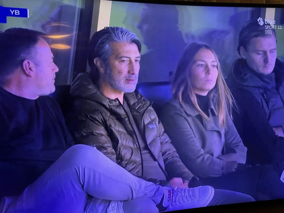 Giulia Alpstaeg en compagnie de son petit copain (à droite) et du sélectionneur de la Nati, Murat Yakin, lors d'un match à Lucerne.