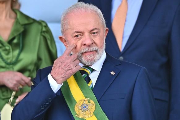 epa12359999 Brazilian President Luiz Inacio Lula da Silva reacts during the Independence Day parade on the Esplanade of Ministries in Brasilia, Brazil, 07 September 2025. EPA/Andre Borges