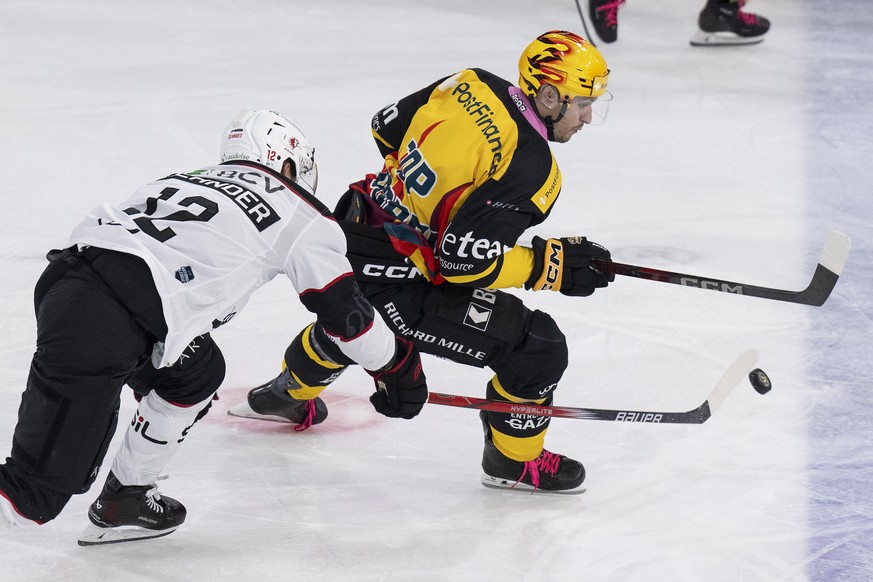 PostFinance Top Scorer Jonathan Hazen (HCA), rechts, im Duell mit Yannick Zehnder (LHC) im Eishockey Spiel der National League zwischen dem HC Ajoie und dem Lausanne HC, am Dienstag, 30. September 202 ...
