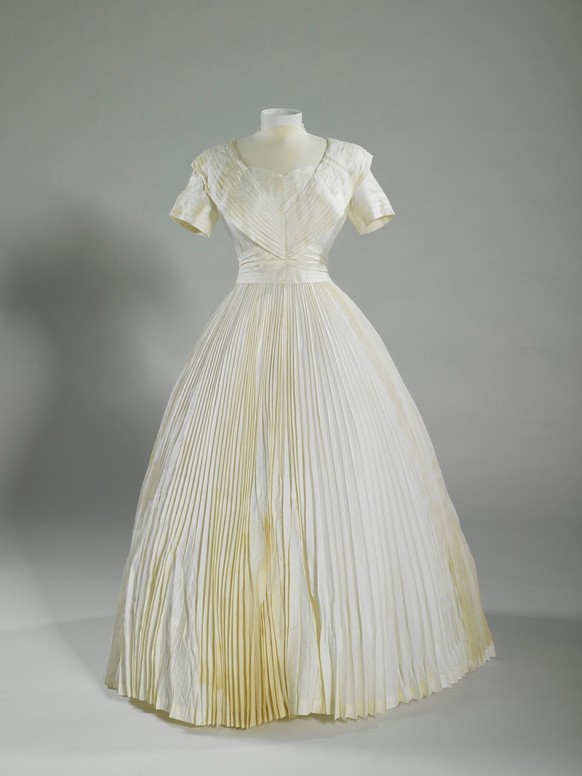 Voilà le Colobium Sindonis enfilée en 1953 par Elizabeth.