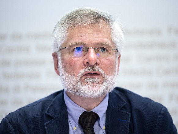 Le président des médecins cantonaux, Rudolf Hauri, souhaite une réduction de durée de la quarantaine.