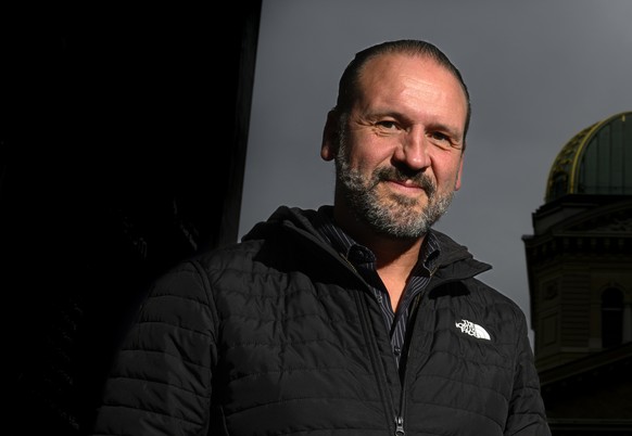 Les ecrivains Marc Voltenauer, droite, et Nicolas Feuz, gauche, posent a l&#039;occasion de la sortie de leur livre Ultimatum, roman polar a quatre mains, ce mardi 12 novembre 2024 devant le Palais fe ...