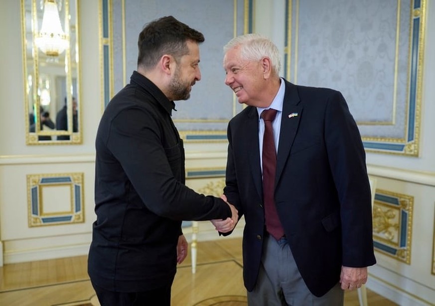 Peu avant sa mort, le 11 juillet 2026, le sénateur Lindsey Graham (à droite) s’était une nouvelle fois rendu à Kiev, où il avait été accueilli par Volodymyr Zelensky.