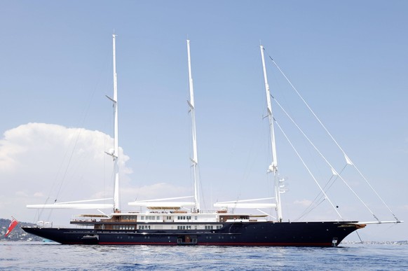 Jeff Bezos und seine Freundin Lauren Sanchez urlauben derzeit auf seiner Yacht Koru mit Begleityacht Abeona in Cannes. Die Yacht ist 127 Meter lang und 70 Meter hoch, hat ca. 470 Millionen Euro gekost ...
