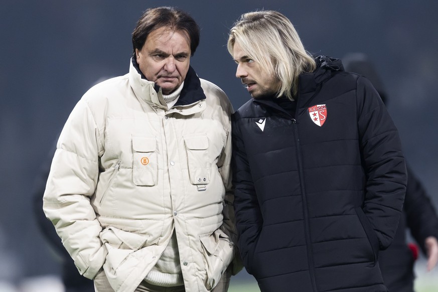 Barthelemy Constantin, Sportchef FC Sion, rechts, diskutiert mit Praesident Christian Constantin waehrend der Halbzeitpause im Super League Spiel zwischen dem BSC Young Boys und dem FC Sion, am Samsta ...