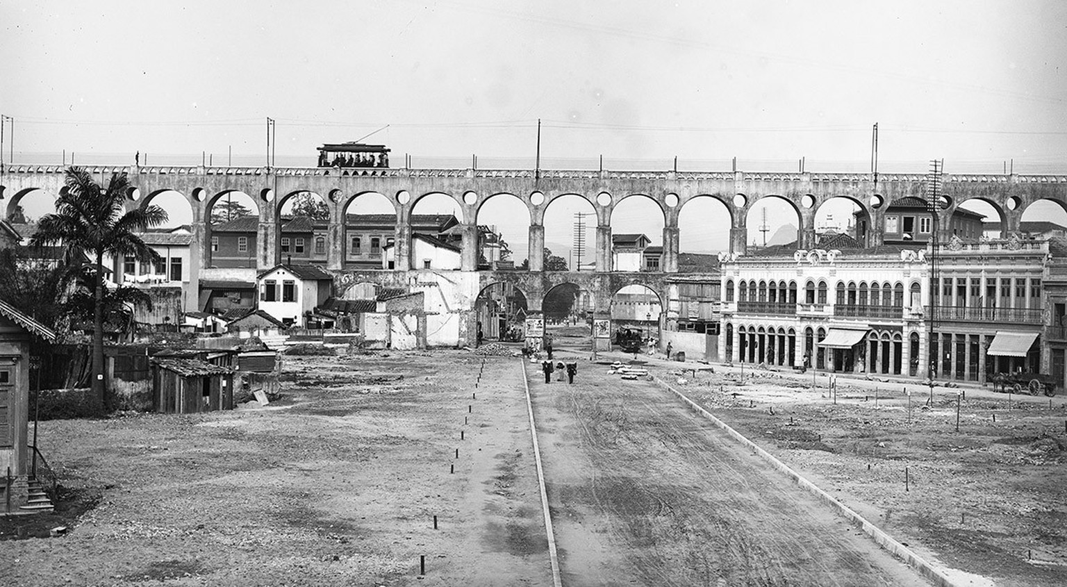 Une idée de Caminada: la ligne de tramway sur l’ancien aqueduc Arcos de Lapa à Rio de Janeiro, vers 1900.
https://commons.wikimedia.org/wiki/File:Aqueduto_da_Carioca,_tamb%C3%A9m_conhecido_como_Arcos_ ...