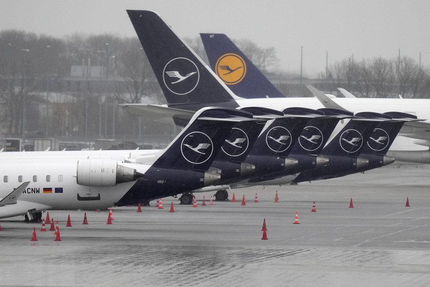 Les personnels au sol vont s'employer à dégivrer le tarmac de l'aéroport de Munich, mardi matin.