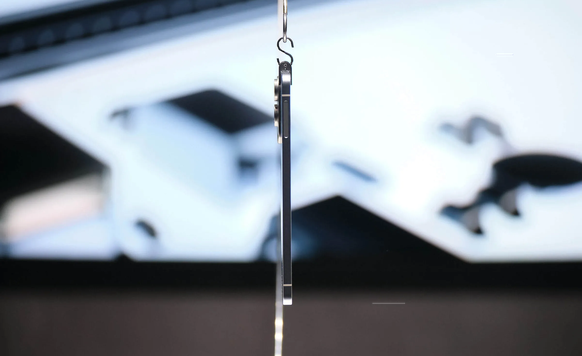 Samsung Galaxy S25 Edge: si étroit qu'il est presque impossible de le prendre en photo.