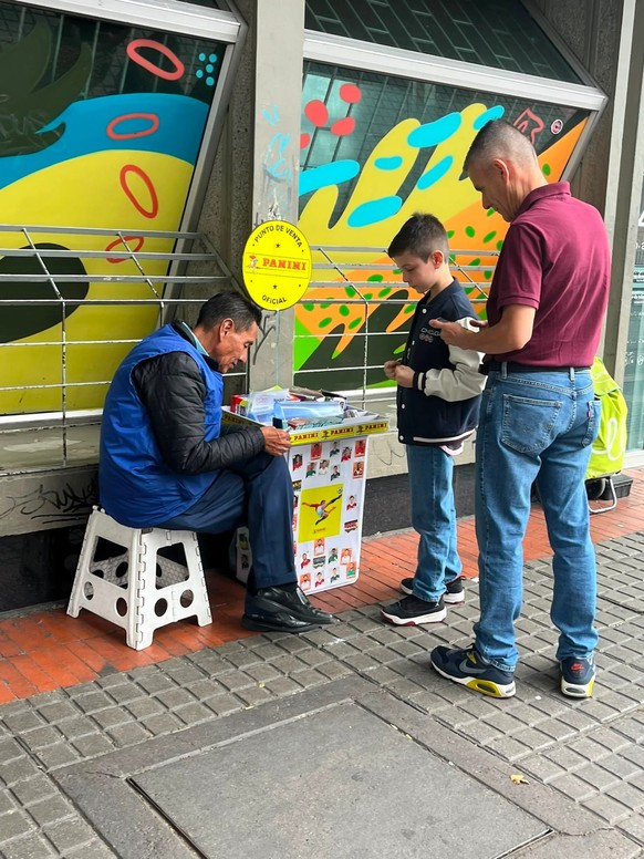 Partout en Colombie, des vendeurs de rue organisent des bourses d'échange mobiles de paninis.