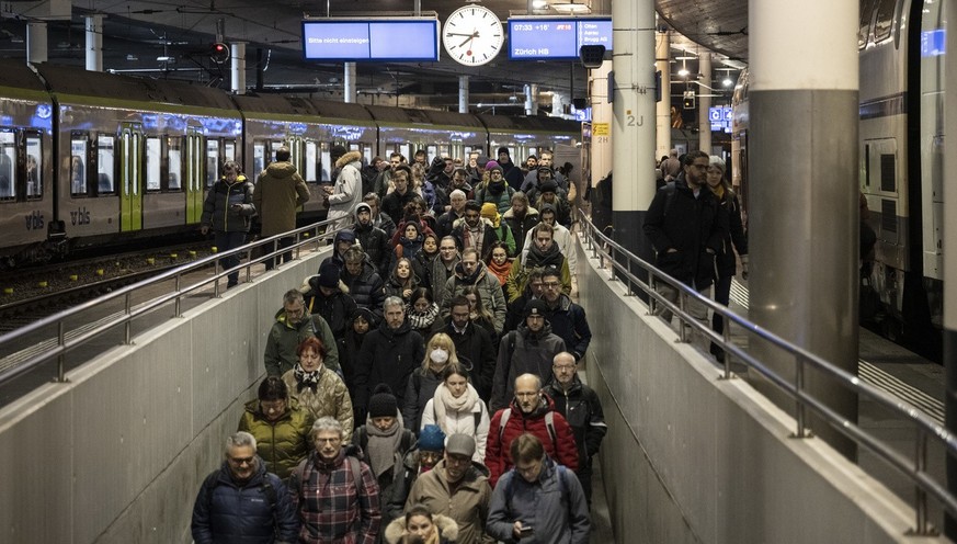 Reisende und Penler gehen in die Unterfuehrung des Bahnhof Bern, fotografiert am Donnerstag, 19. Januar 2023. (KEYSTONE/Christian Beutler)