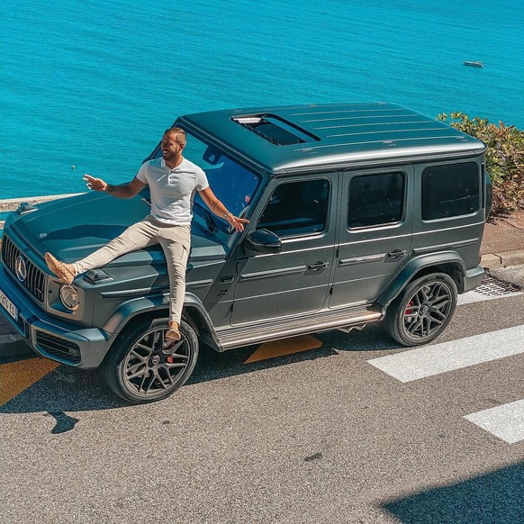 Julien Bert sur le capot d'une voiture à plus de 250 000 euros (Class G 63AMG).