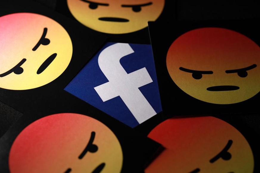 Facebook monstre contre Signal blocage messagerie smiley emoji données personnelles