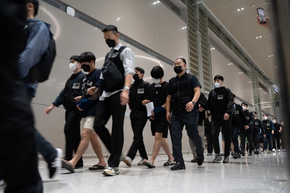 64 Sud-Coréens arrêtés au Cambodge sont ici accueillis par la police à leur retour dans leur pays et inculpés pour escroquerie en ligne.