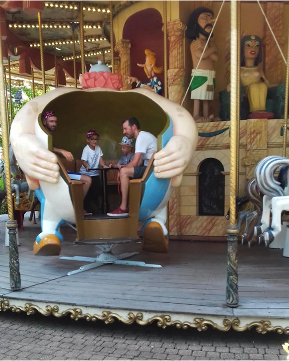 Faildienstag: Obelix Fahrgeschäft. Leute sitzen in seinem Po
