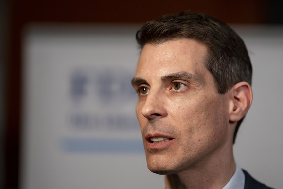 Thierry Burkart, FDP-AG, steht vor dem Fraktionszimmer der FDP den Medien Antwort nach seiner Ruecktritsankuendigung an der Sommersession der Eidgenoessischen Raete, am Dienstag, 3. Juni 2025 im Bunde ...