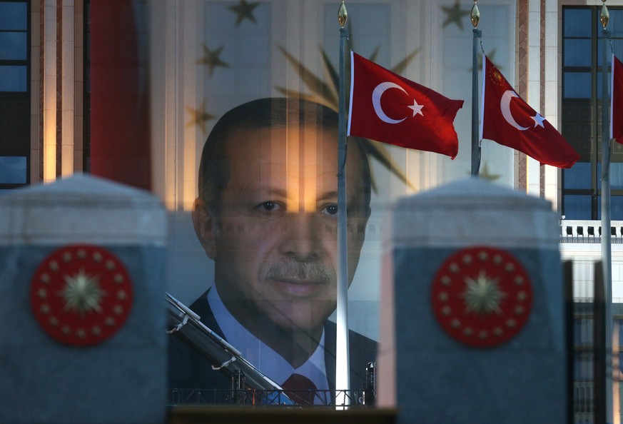 epa10660743 A picture of Turkish President Recep Tayyip Erdogan hangs outside the presidential palace following the second round of the presidential elections, in Ankara, Turkey, 28 May 2023. The seco ...