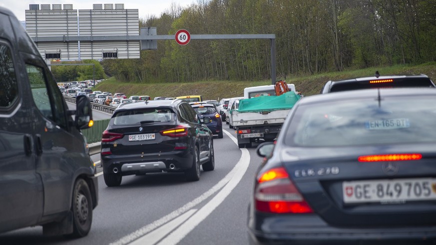 Des voitures provoquent un bouchon en quittant l'autoroute de contournement de Geneve par la bretelle de sortie de Bernex pour eviter un manifestation des chauffeurs de taxi a la douane franco-su ...
