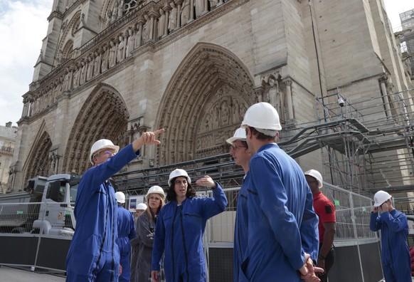 epa10095405 France&#039;s culture Minister Rima Abdul Malak (C) visits with Mayor of Paris Centre Ariel Weil (CR) the reconstruction site of the Notre-Dame de Paris Cathedral, in Paris, France, 28 Jul ...