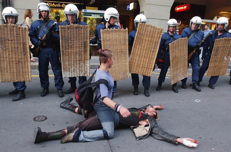 Eine Demonstrantin und ein Demonstrant demonstrieren die Ohnmacht vor der Staatsmacht, bei einer unbewilligten Anti-Repressions-Demonstration, am Donnerstagabend, 5. Juni 2003, vor der Heiliggeistkirc ...