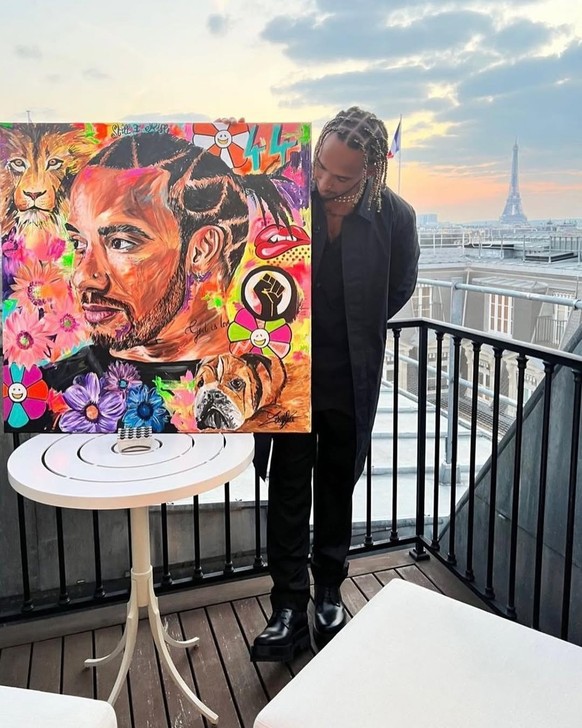 Lewis Hamilton avec un tableau de Laury Layani.