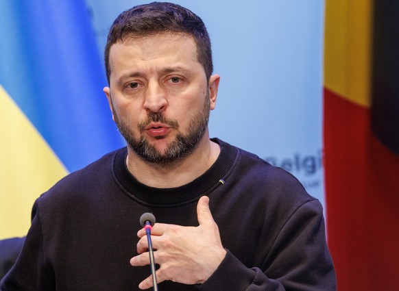 epa11374882 Ukraine&#039;s President Volodymyr Zelensky gestures as he addresses the media alongside Belgium&#039;s Prime Minister during a surprise visit at the Prime Minister&#039;s office in Brusse ...