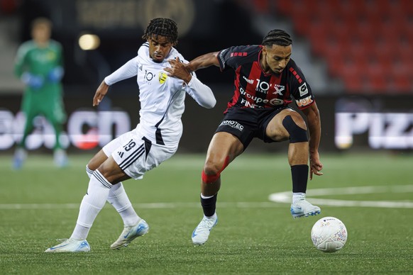 Malik Deme (NYO), gauche, lutte pour le ballon avec Hussayn Touati (XAM), droite, lors de la rencontre de football de Swiss Challenge League entre Neuchatel Xamax FCS et le FC Stade Nyonnais ce lundi  ...