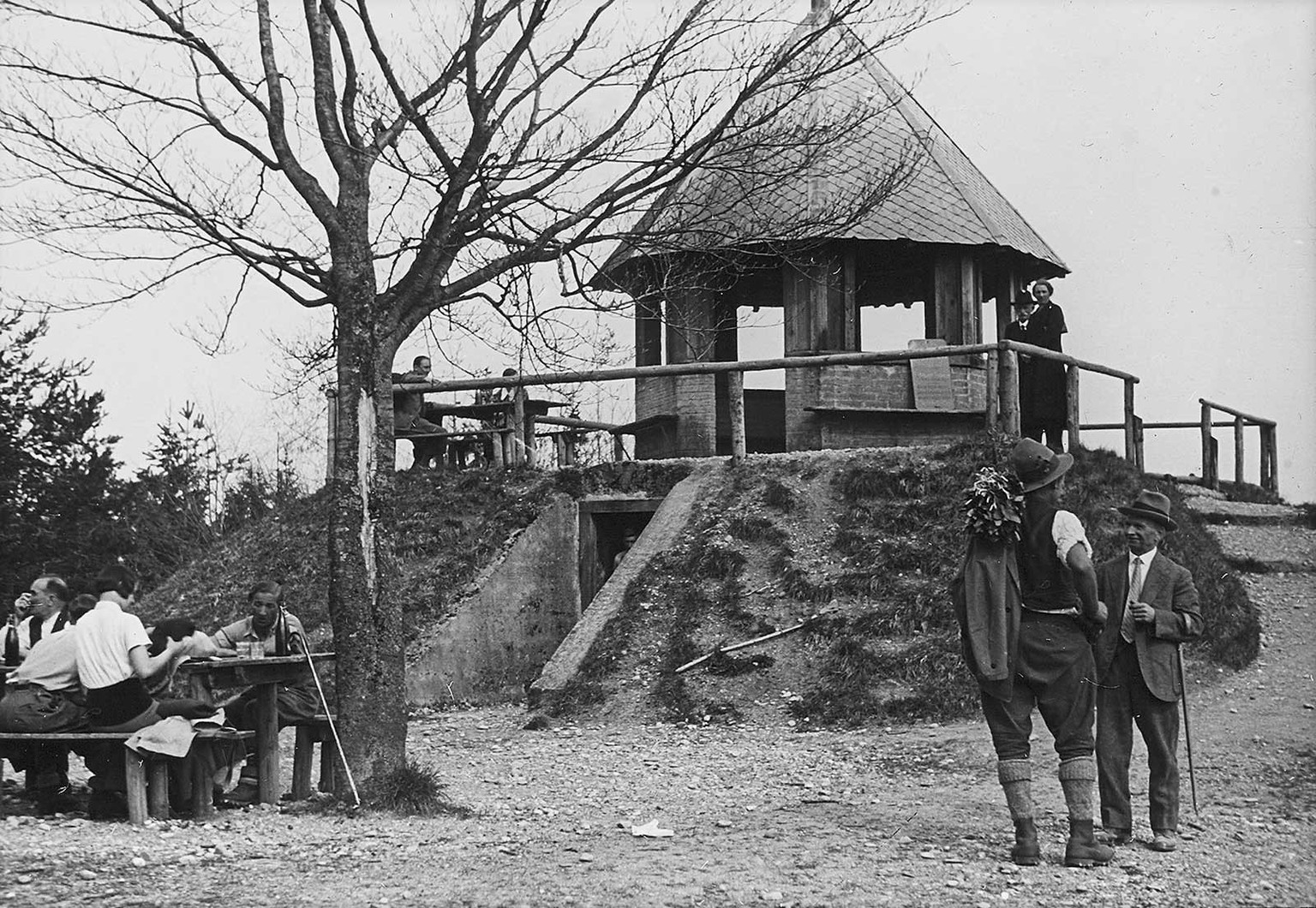 Tour de guet d’Albis, 1935, photographiée par Leo Wehrli.
https://ba.e-pics.ethz.ch/catalog/ETHBIB.Bildarchiv/r/70984/viewmode=infoview
