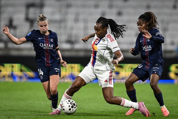 Lyonnes' French forward Marie-Antoinette Katoto (C) fights for the ball with Paris-Saint-Germain's Dutch midfielder Jackie Groenen (L) and Paris-Saint-Germain's French defender Tara Eli ...