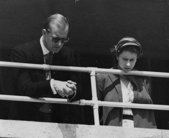 EPSOM, ENGLAND - JUNE 01: Queen Elizabeth II watches the racing from the royal balcony at the Epsom Derby at Epsom Racecourse on June 1, 2019 in Epsom, England. (Photo by Mark Cuthbert/UK Press via Ge ...