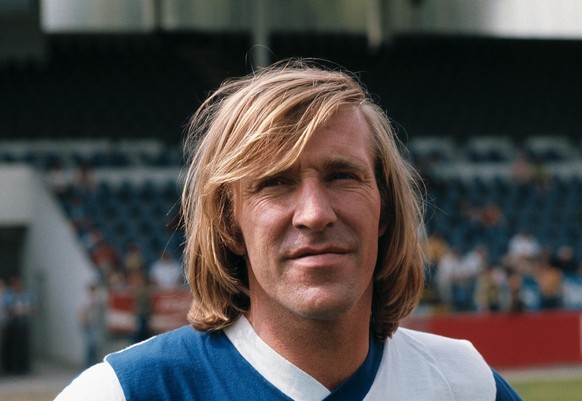 Portrait von Guenter Netzer, deutscher Mittelfeldstratege, in Diensten des Grasshopper-Club Zuerich vor der Tribune des Hardturm-Stadions im GC-Dress, aufgenommen 1977 in Zuerich. (KEYSTONE/Str)