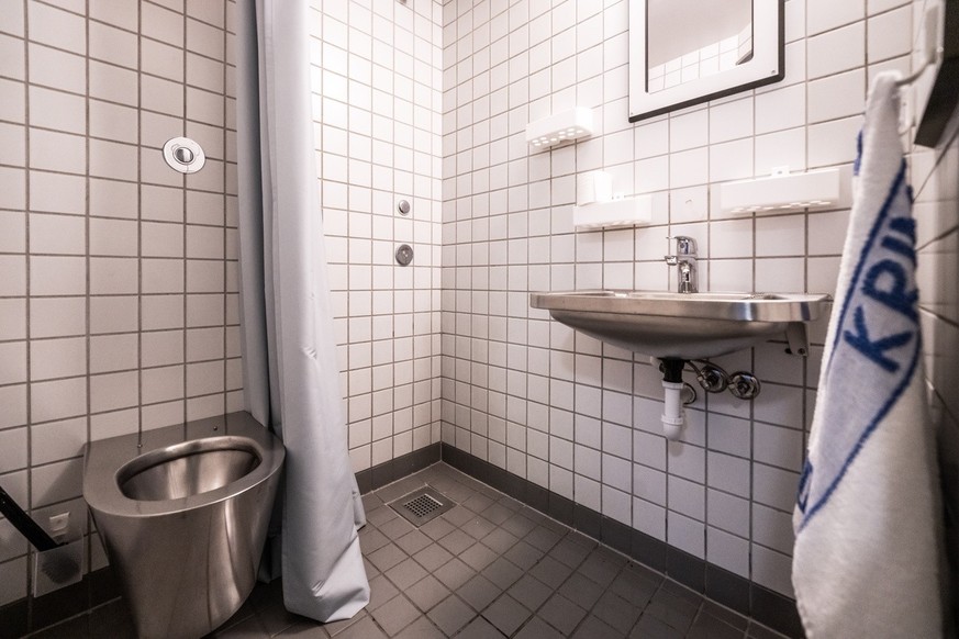 Utsikt over bad og toalett som matcher det Breivik har på cellen sin, ved Ringerike fengsel i Tyristrand, Norge, 14. desember 2023.