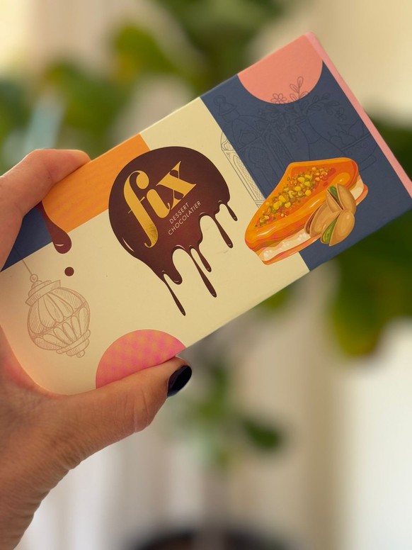 «Dessert chocolatier». C'est écrit en français, parce que ça fait chic.