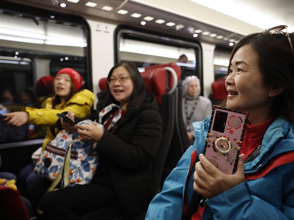 Des touristes chinois dans le train de la Jungfrau. Pour le moment, ils ne sont pas soumis � des restrictions d&#039;entr�e en Suisse en raison de l&#039;�pid�mie de coronavirus (archives).