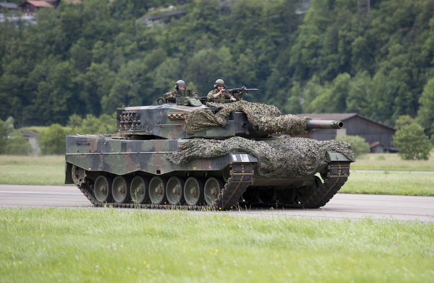 Ein Panzer der Schweizer Armee anlaesslich des ersten Tages der 75-Jahr-Feierlichkeiten des Militaerflugplatz Meiringen am Freitag, 17. Juni 2016, in Meiringen. Die Feierlichkeiten mit verschiedensten ...