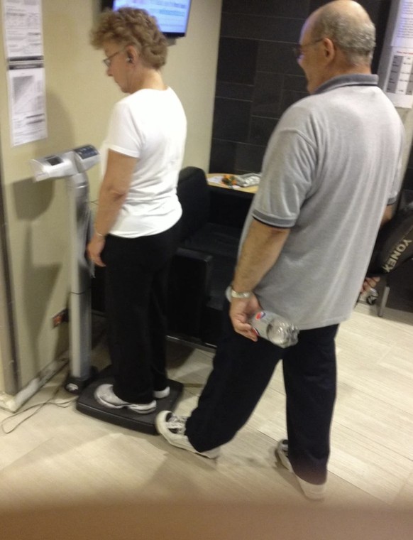 Alte Paare, die herzig und romantisch sind