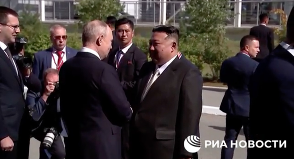 D’après une vidéo du Kremlin, le président russe et le dirigeant nord-coréen se sont serré la main.