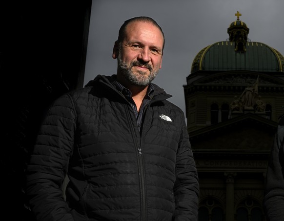 Les ecrivains Marc Voltenauer, droite, et Nicolas Feuz, gauche, posent a l'occasion de la sortie de leur livre Ultimatum, roman polar a quatre mains, ce mardi 12 novembre 2024 devant le Palais fe ...